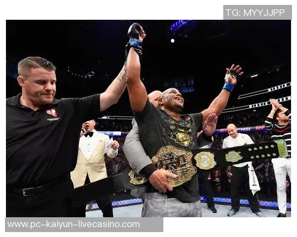 UFC琼斯与科米尔巅峰对决谁将成为轻重量级新王者